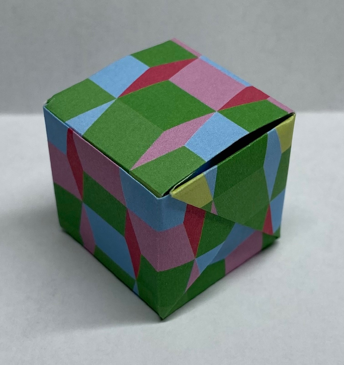 Cube box with a lid
